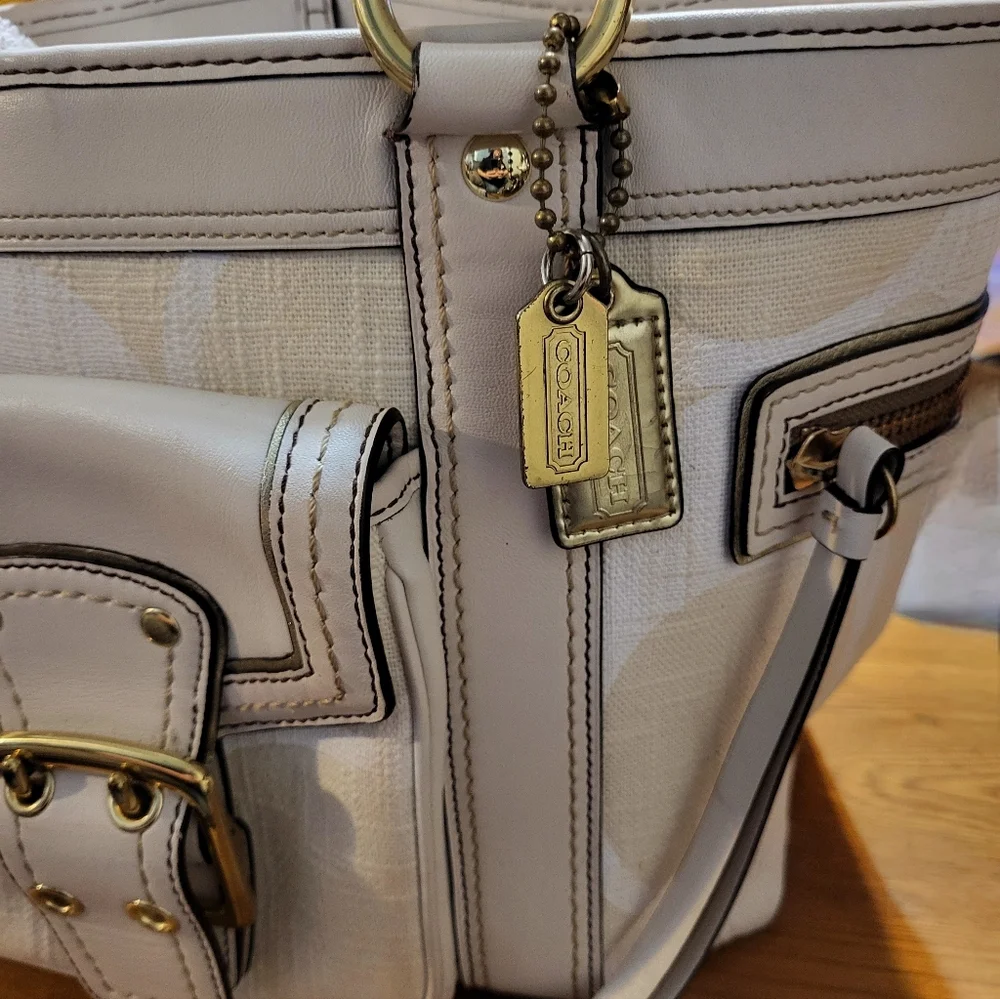 Coach Vintage GiGi Signature Tan And Off White Linen Combination. - Picture 3 of 8